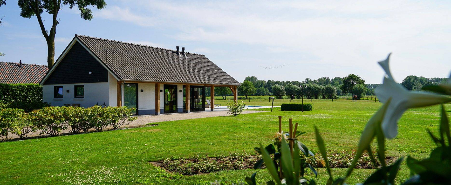 Verouden Bouwbedrijf - Poolhouse