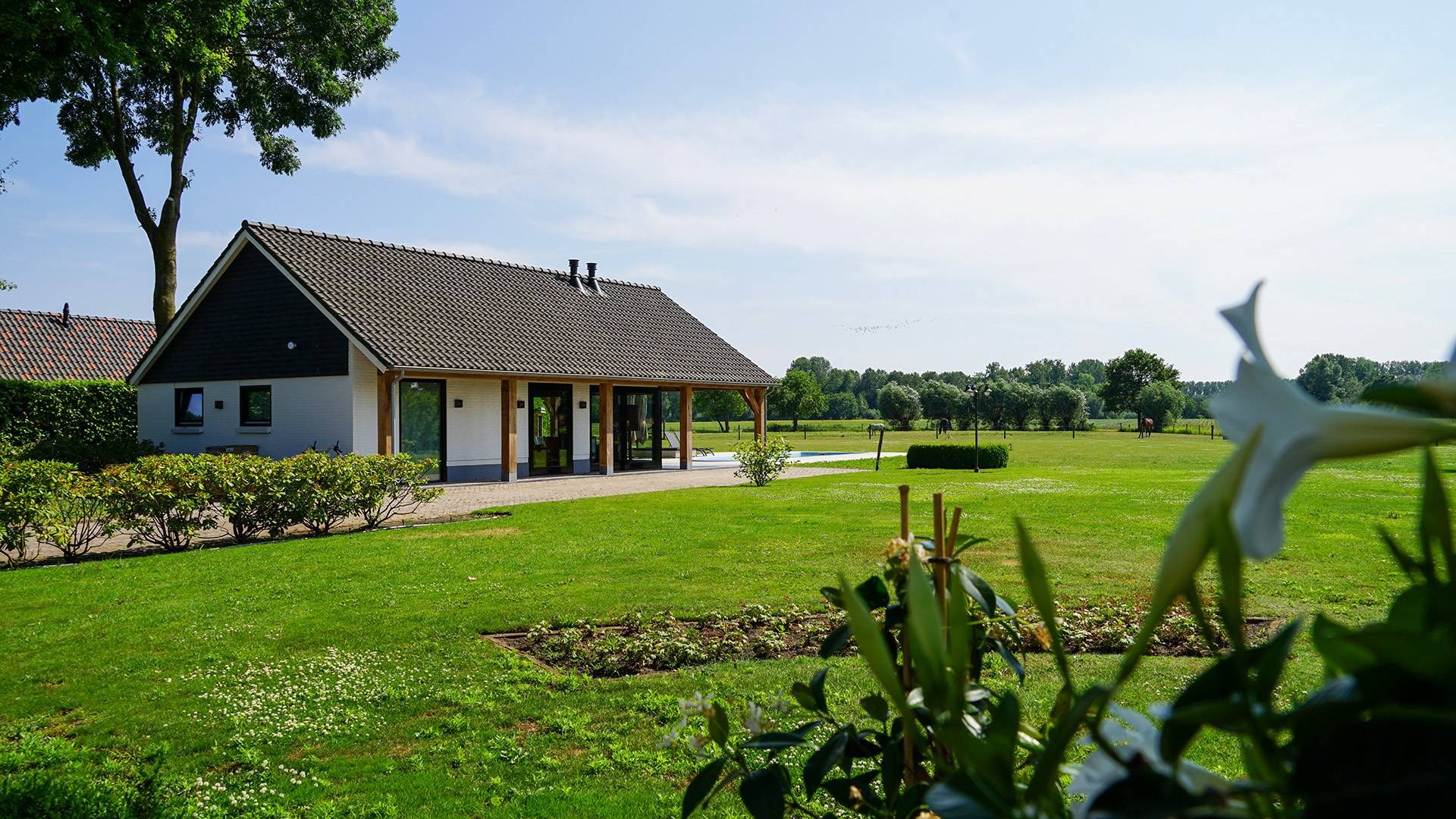 Verouden Bouwbedrijf - Poolhouse